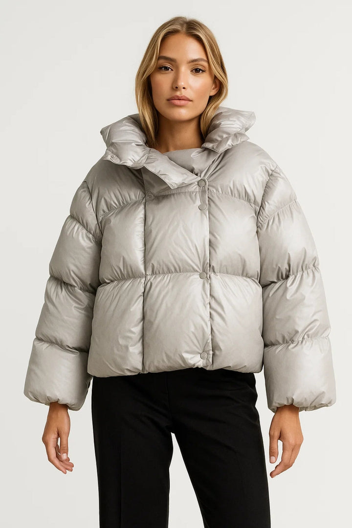 Oversized zilvergrijs dames pufferjack, warm en volumineus. Een trendy winterjas voor dagelijks comfort.