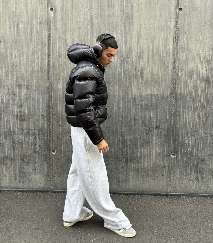 Zwarte glanzende heren pufferjas met capuchon, ideaal voor een warme en stijlvolle winterlook.