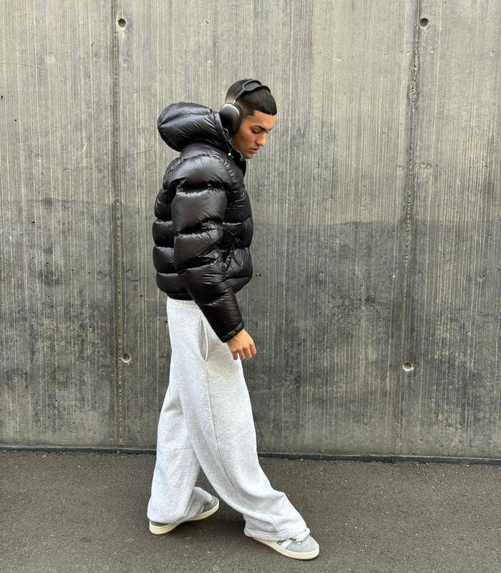 Zwarte glanzende heren pufferjas met capuchon, ideaal voor een warme en stijlvolle winterlook.