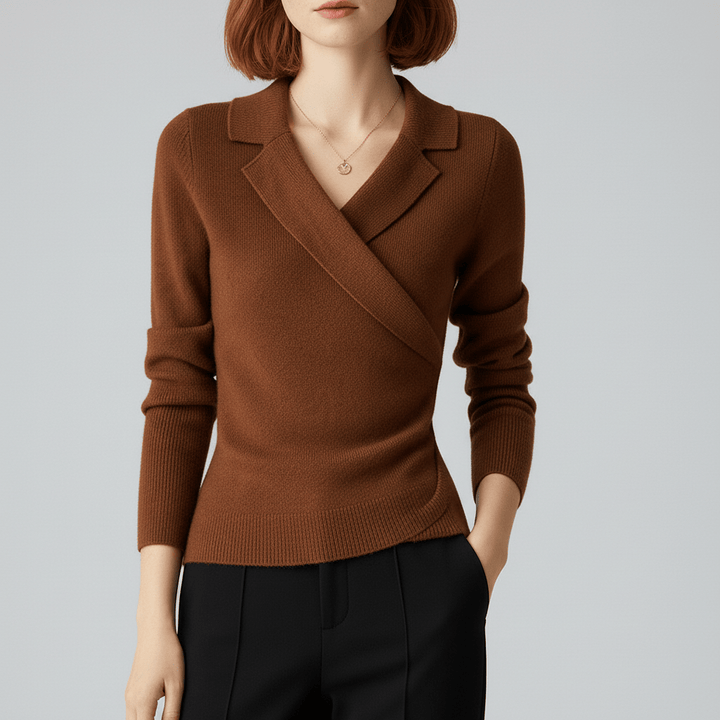 Bruine dames trui Lucy met gedrapeerde V-hals, lange mouwen en losse pasvorm voor elegant comfort.