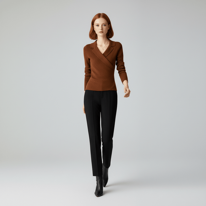 Comfortabele en elegante dames trui Lucy, bruin, met gedrapeerde V-hals en lange mouwen, perfecte pasvorm.