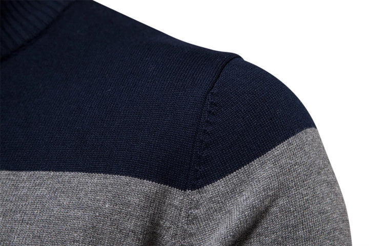 Zwarte halfzip pullover voor heren met strepen. Stijlvolle trui met lange mouw en opstaande kraag.