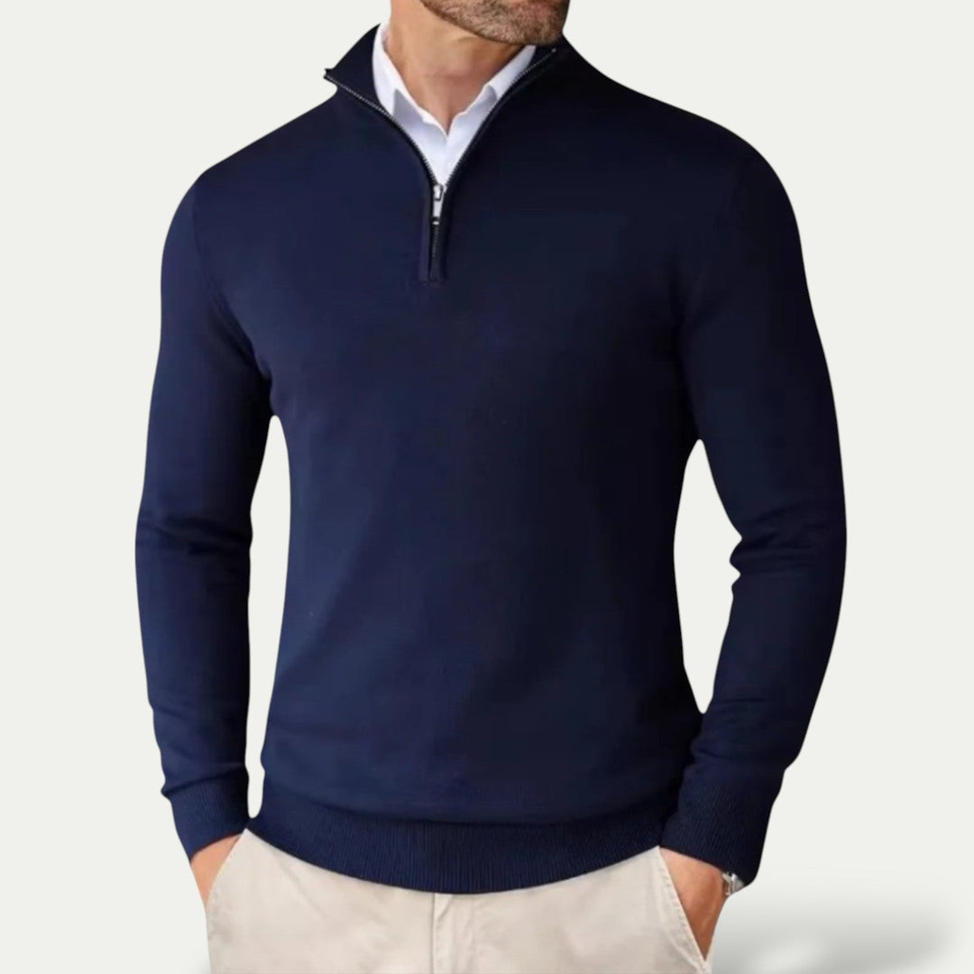 Man draagt Owen halve rits trui; casual heren pullover voor een ontspannen en warme uitstraling.
