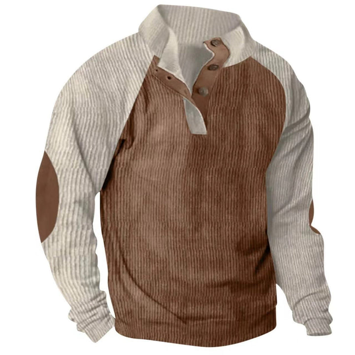 Detail van de raglanmouw op de comfortabele heren trui Zac. Slim fit pullover met stijlvolle knoopkraag.