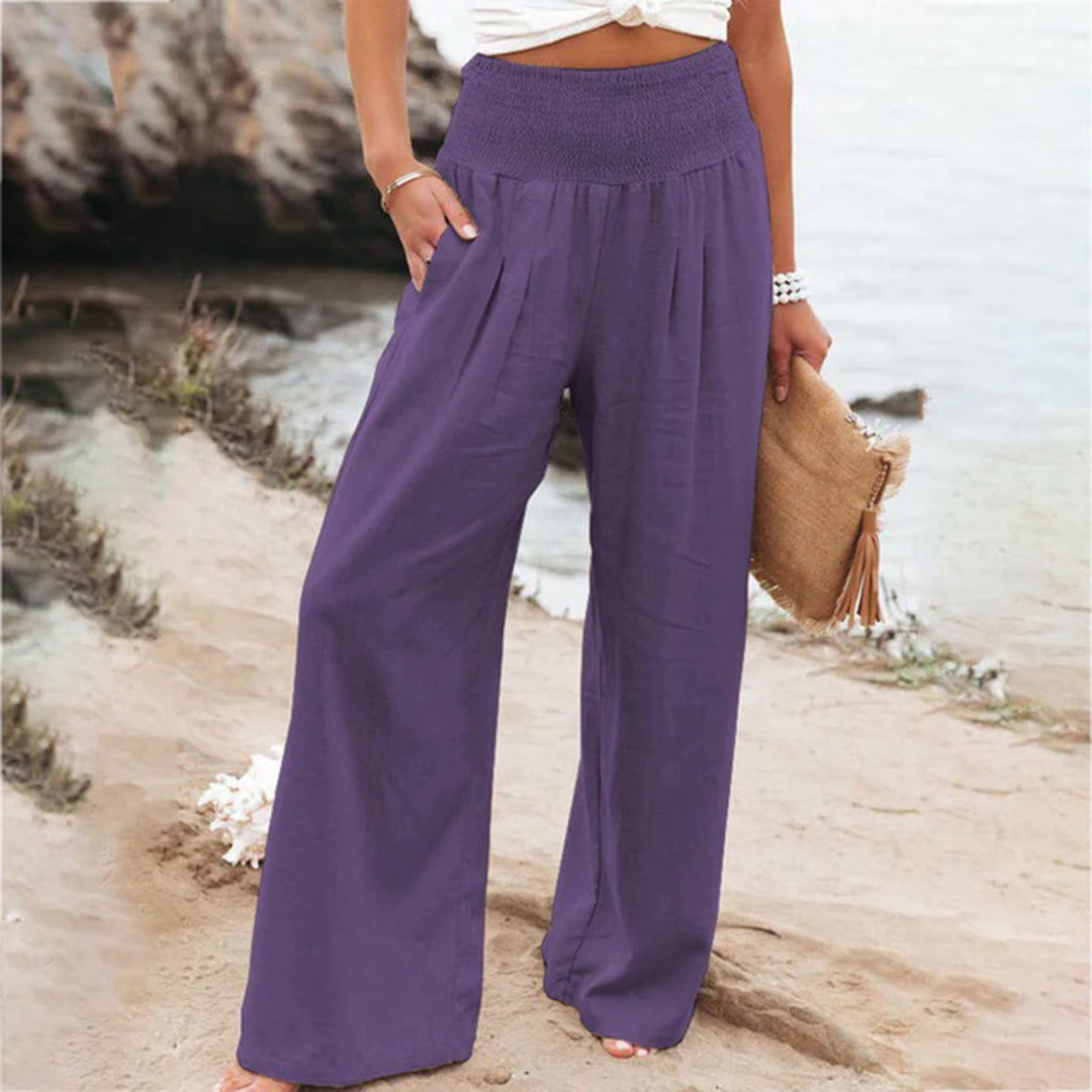 Dames zomerbroek met stretchy pasvorm gestyled als casual outfit. Comfortabel en luchtig, perfect voor modebewuste vrouwen.