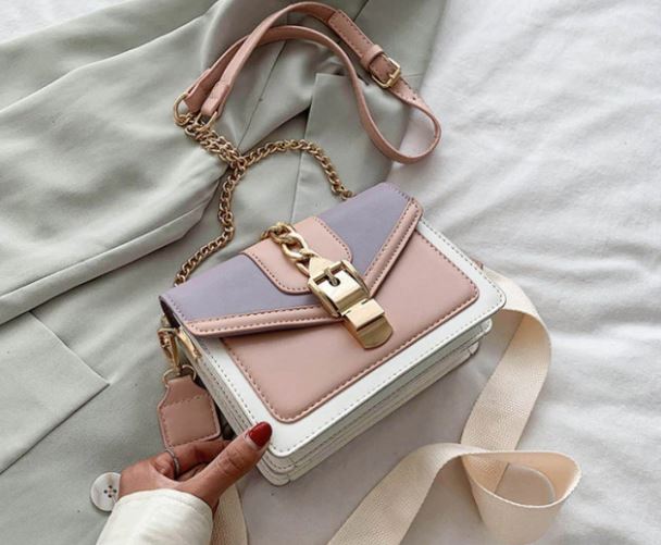 Elegante zwarte dames sling bag met kettingdetails, een must-have modieuze crossbody tas.