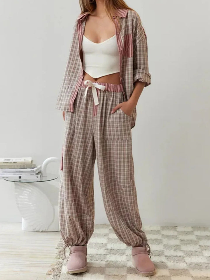 Modieuze dames pyjamaset, perfect als comfortabel huispak of casual nachtkleding voor thuis ontspanning.