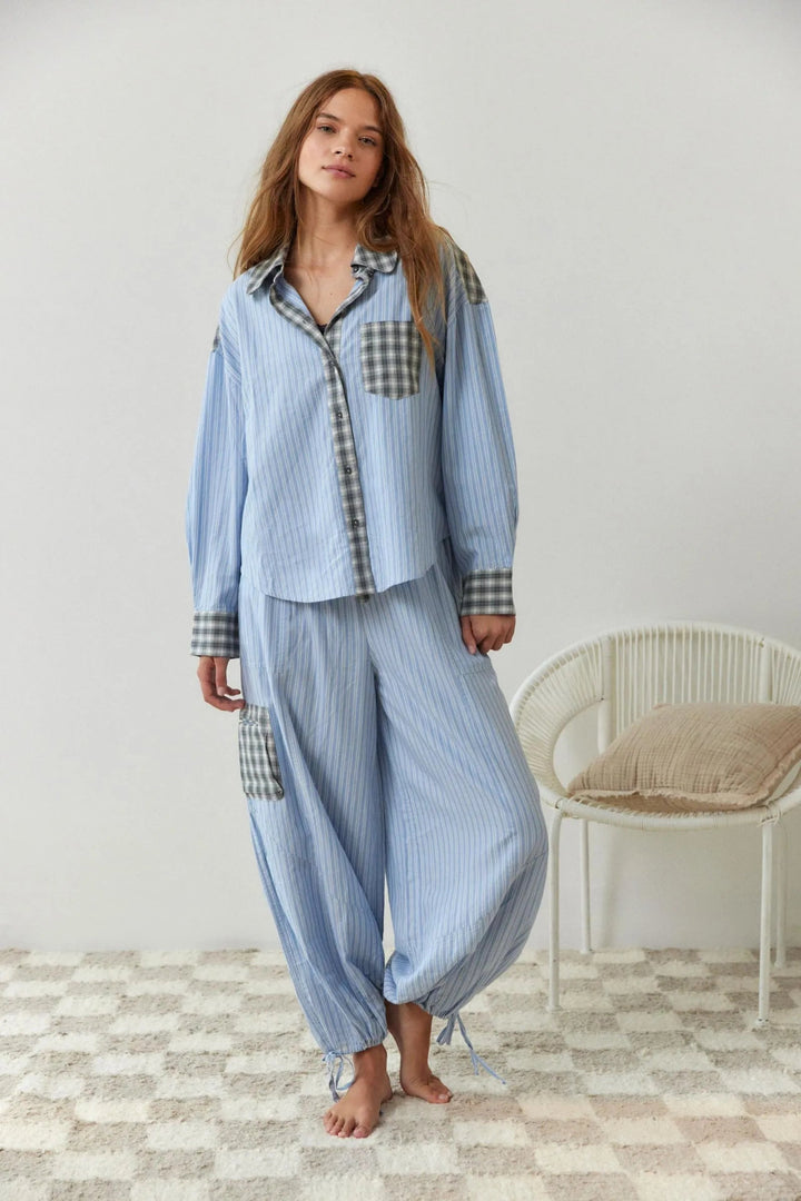Comfortabele en modieuze dames pyjamaset, ideaal als zacht huispak of loungewear voor ontspanning.