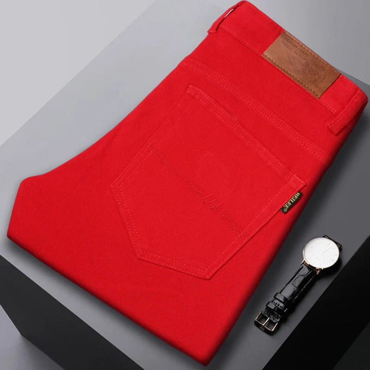 Donkerblauwe herenjeans met moderne slim fit pasvorm. Duurzame premium denim broek voor optimaal comfort.