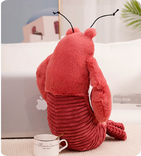 Vrolijke pluche krab of kreeft als speelgoed; een unieke decoratie voor de kinderkamer.