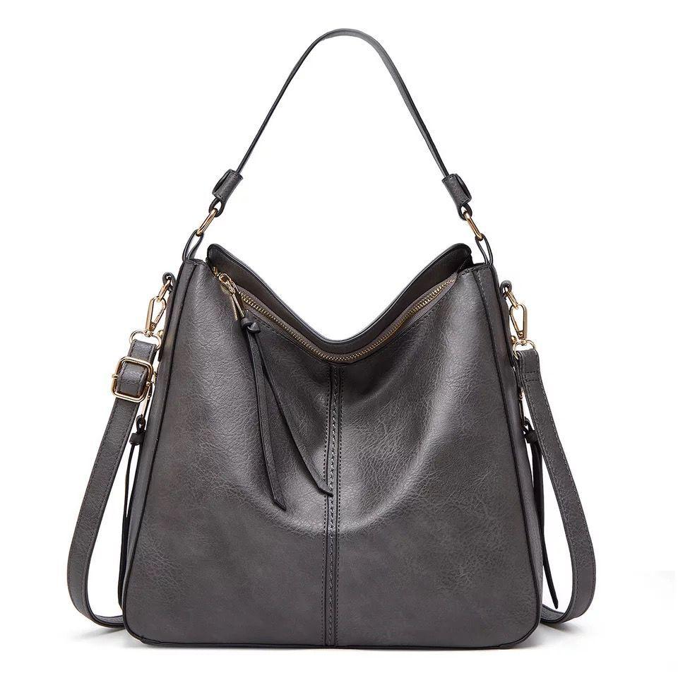 Stijlvolle leren dames handtas uit de nieuwe collectie, met glimmende gouden hardware, elegant.