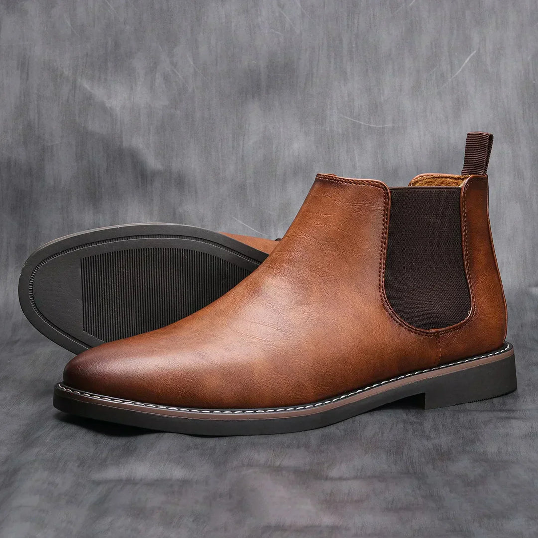Hoogwaardig leertextuur van de heren Chelsea boots Adrian. Duurzame, klassieke en stijlvolle herfstlaarzen.