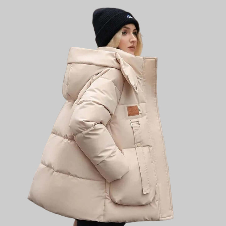 Modieuze dames gewatteerde capuchonjas in khaki, ideaal voor winterse dagen. Comfortabel en warm.