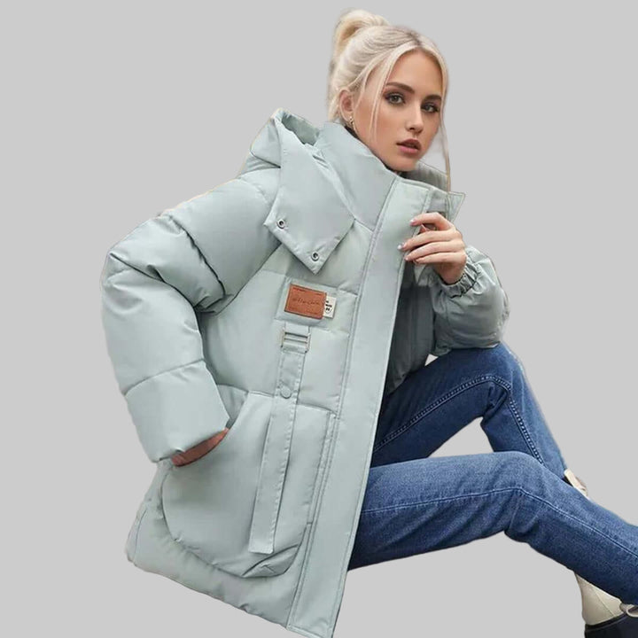 Groene casual dames winterjas met capuchon. Gewatteerd voor extra warmte en een relaxte pasvorm.