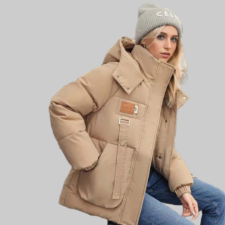 Zwarte dames gewatteerde capuchonjas, comfortabel en stijlvol. Perfect als warme casual bovenkleding.