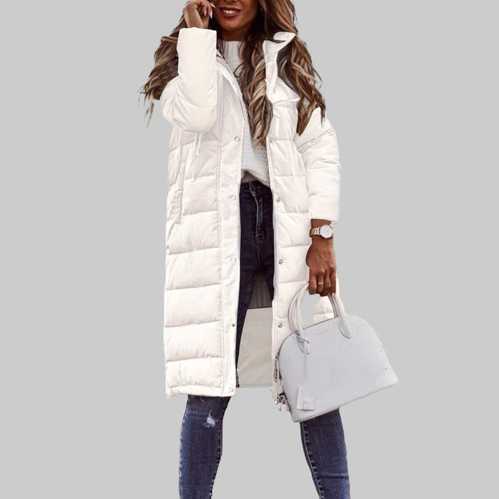 Comfortabele en warme lange dames gewatteerde winterjas met capuchon, perfect voor koud weer.