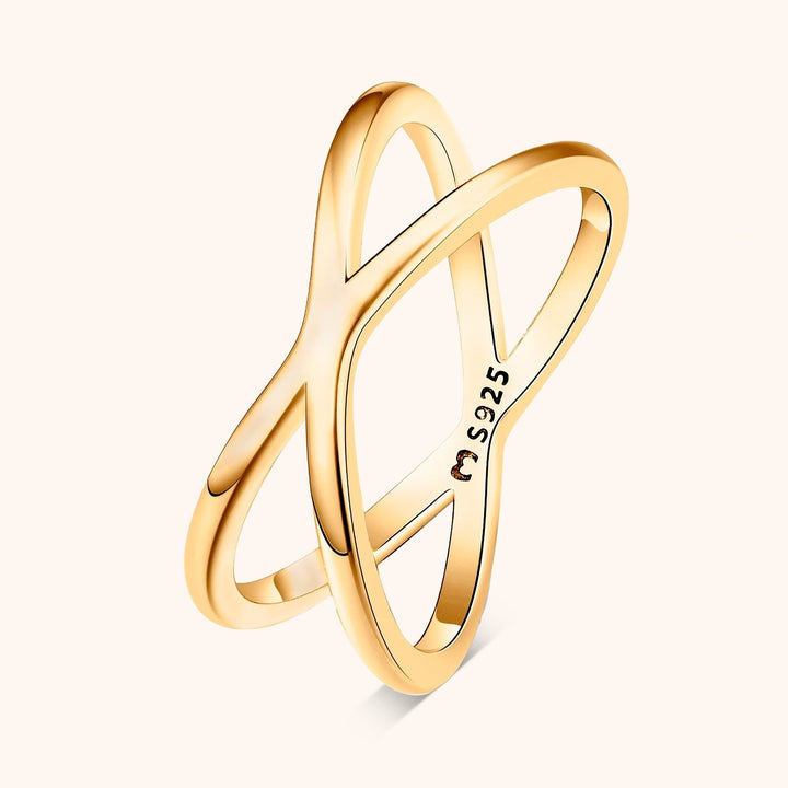 Elegante zilveren damesring met verguld dubbel kruisdesign. Stijlvolle Calindra sieraden.