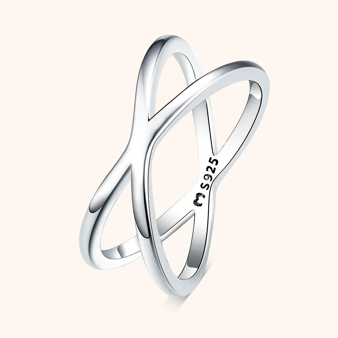 Schitterende damesring: zilver met gouden dubbel kruis. Elegante Calindra sieraden, modern design.