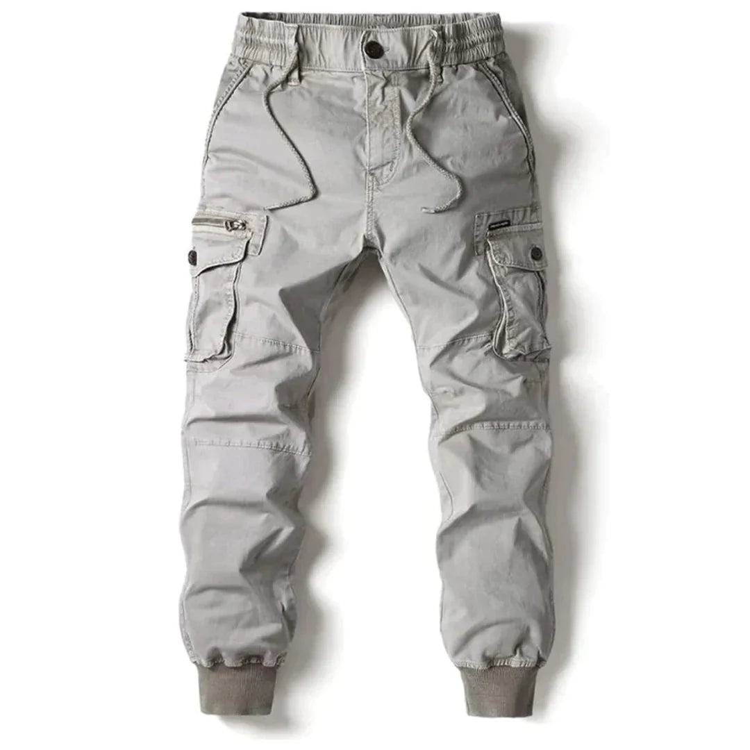 Duurzame katoenen heren cargo broek in losvallend model; functioneel met veel opbergruimte. Perfect voor avontuur.