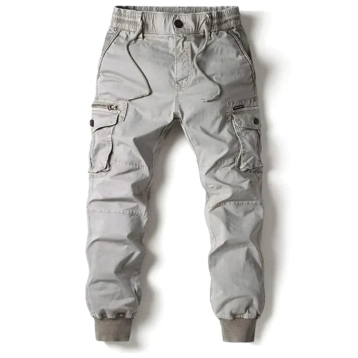 Duurzame katoenen heren cargo broek in losvallend model; functioneel met veel opbergruimte. Perfect voor avontuur.