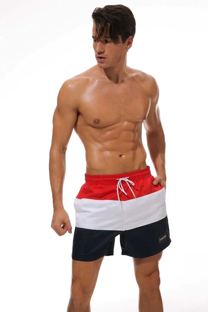 Man in sportieve heren boardshorts zwemkleding, genietend van het strand; perfect voor actieve zomervakantie.
