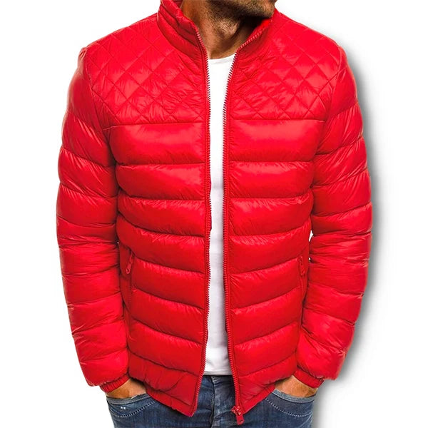 Warme en functionele heren winterjas die bescherming biedt tegen kou en wind, met handige opbergmogelijkheden.