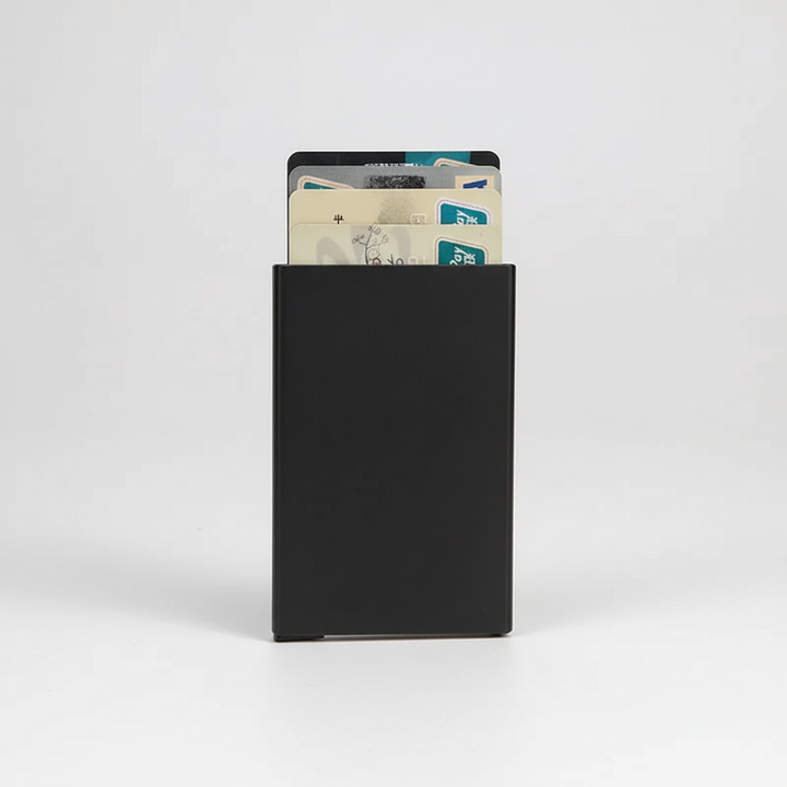 Gedetailleerde foto van uitschuifmechanisme compacte RFID kaarthouder, toont innovatief en handig design.