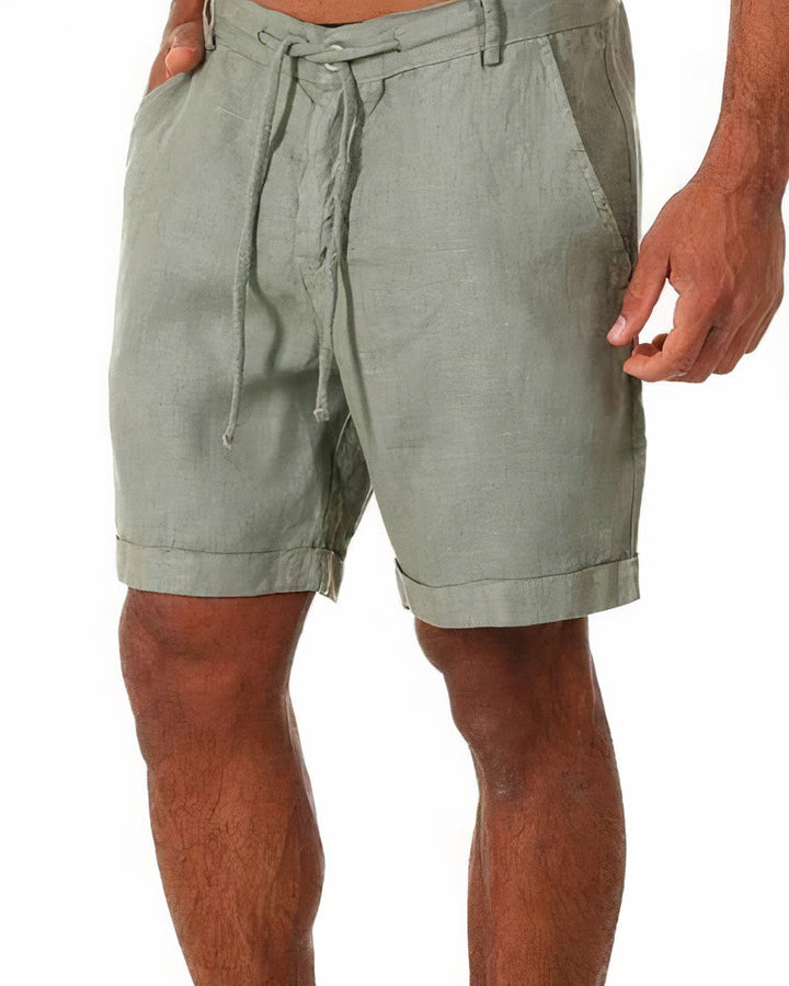 Man draagt casual luchtige heren shorts voor een comfortabele zomerse look, stijlvolle mannenmode.