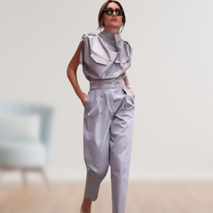 Mooie blauwe slimfit tweedelige set voor dames. Elegante top en bijpassende pantalon, voor een frisse look.