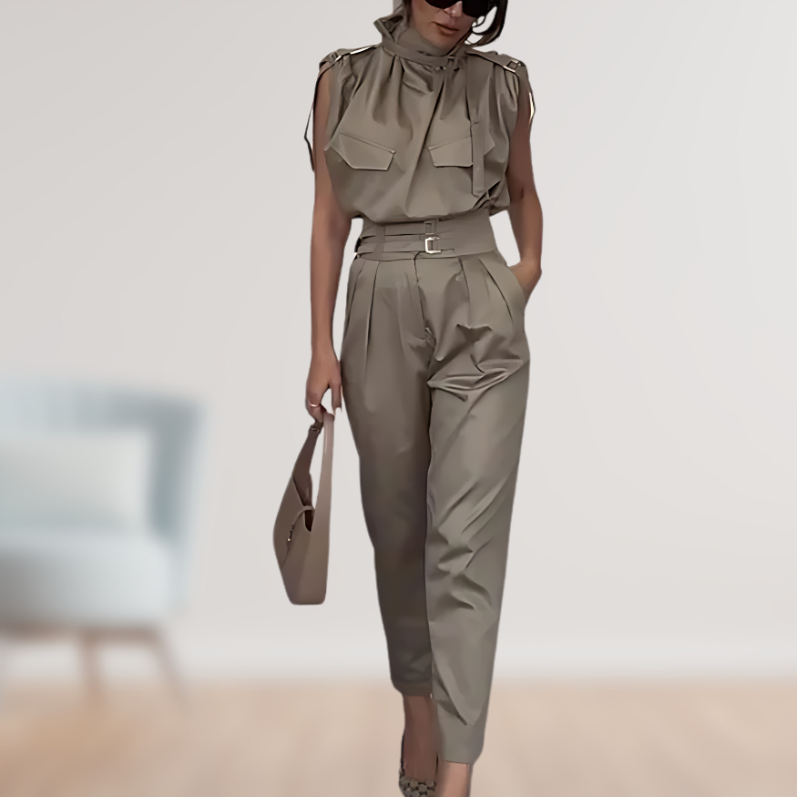 Detail van de stof en pasvorm van de slimfit tweedelige dames set, bestaande uit een chique top en pantalon.
