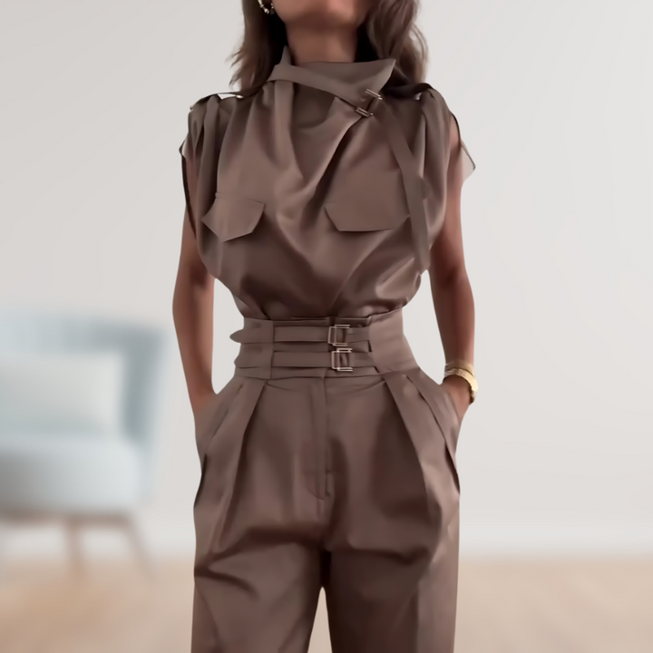 Chique zwarte slimfit tweedelige dames set. Stijlvolle top en pantalon voor een moderne en veelzijdige look.