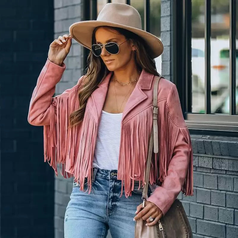 Trendy damesjack met opvallende franjes op de mouwen. Unieke western mode voor het najaar.
