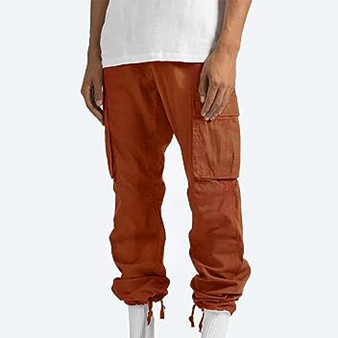 Close-up van de ademende stof van de comfortabele heren cargo zomerbroek voor mannen.