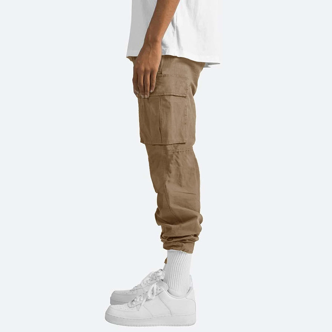Heren cargo zomerbroek gedragen door model, toont flexibiliteit en comfortabel design.