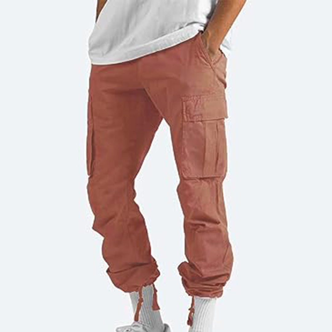 Trendy heren cargo broek, modern en comfortabel; perfect voor de zomerse garderobe.