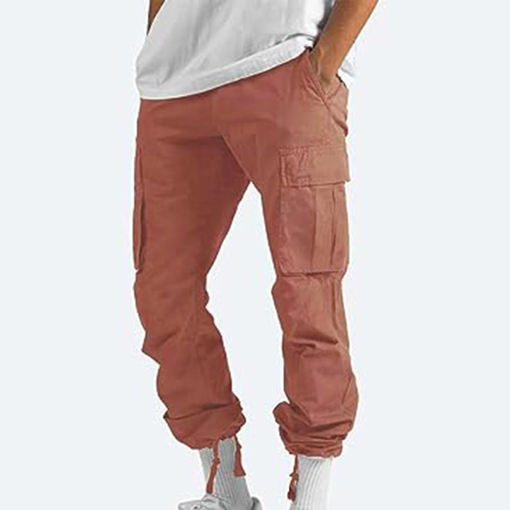 Trendy heren cargo broek, modern en comfortabel; perfect voor de zomerse garderobe.