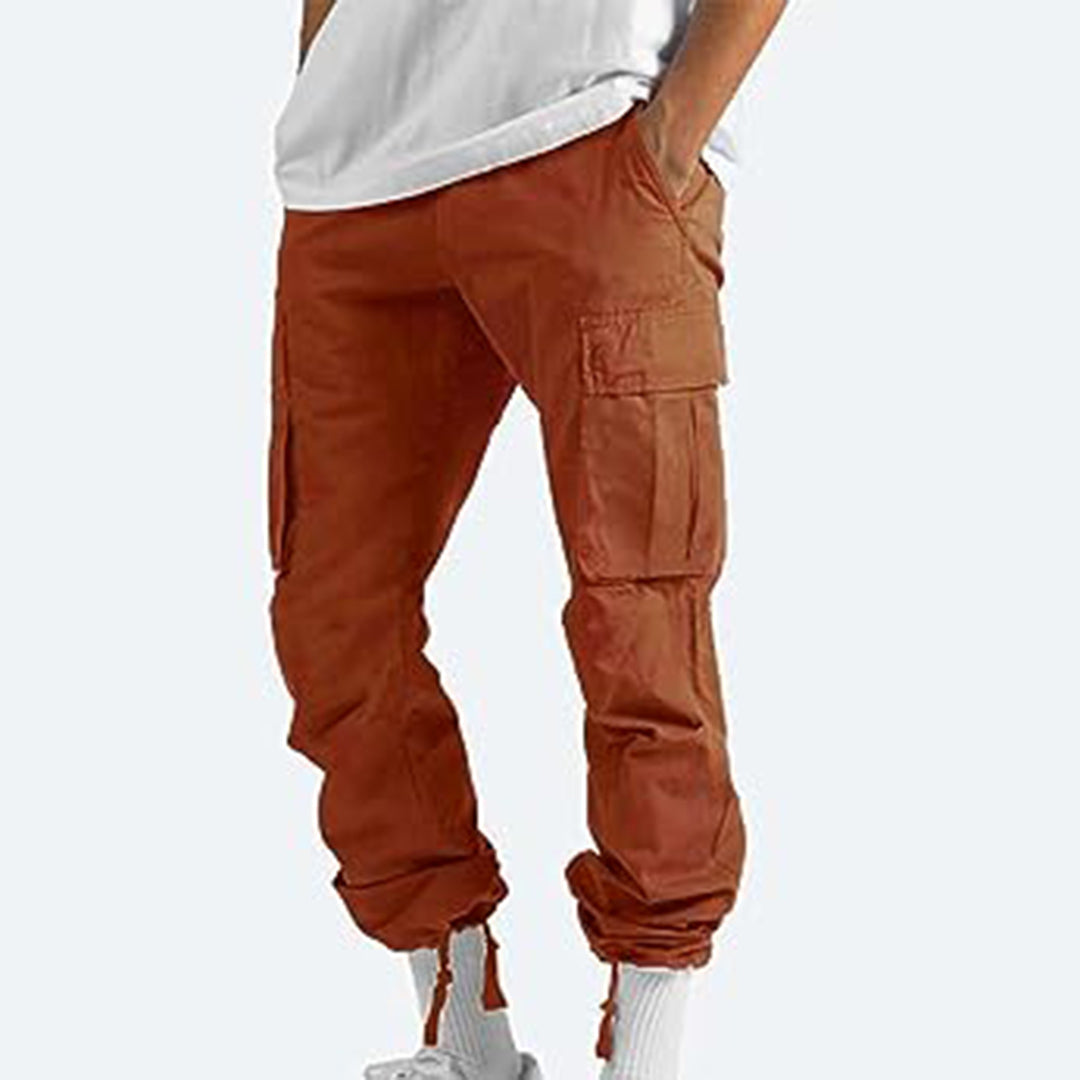 Vooraanzicht van casual heren cargo zomerbroek, met aandacht voor moderne details.