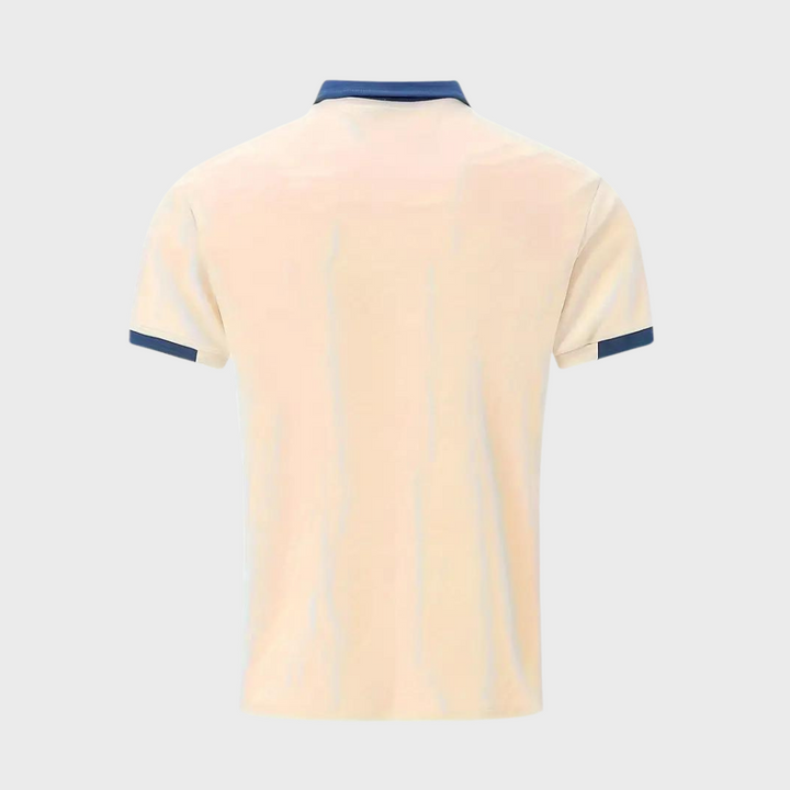 Gedragen Hoymans heren polo in beige, casual en comfortabel voor warme zomerse dagen.