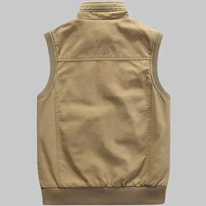 Khaki mouwloos heren utilitair vest 'Magnus' met handige zakken, comfortabel voor reizen en outdoor.