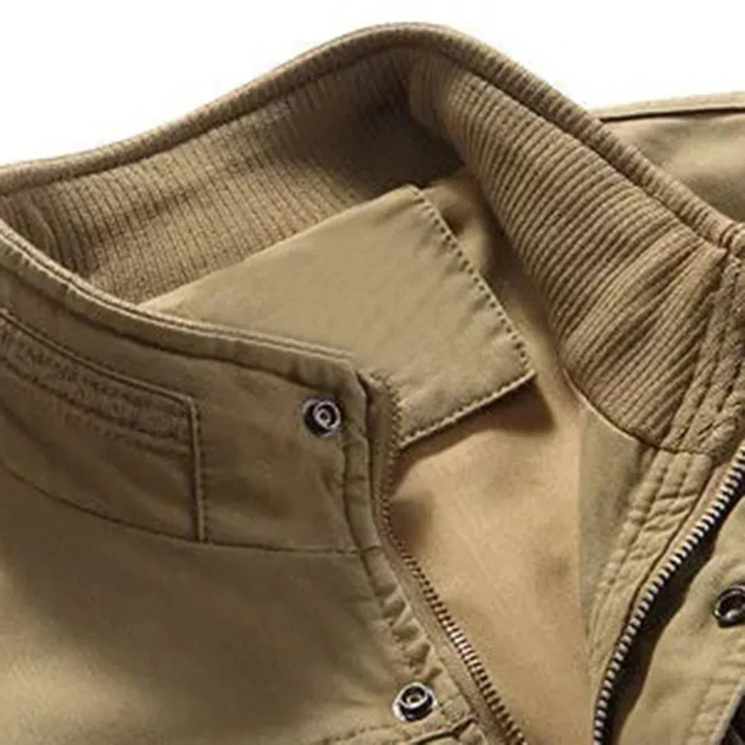 Veelzijdig heren outdoorvest 'Magnus' in groen, mouwloos en met praktische zakken. Perfect voor avontuurlijke heren.