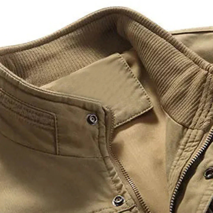 Veelzijdig heren outdoorvest 'Magnus' in groen, mouwloos en met praktische zakken. Perfect voor avontuurlijke heren.