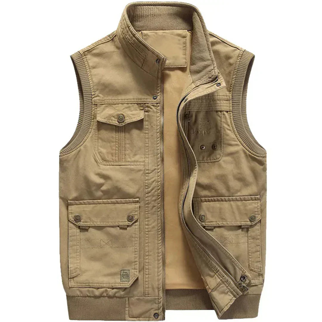 Groen heren outdoorvest 'Magnus' met functionele zakken, ideaal voor wandelen en vrije tijd in lente/herfst.