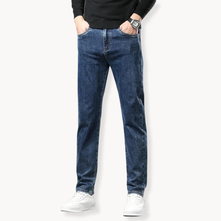 Zwarte comfortabele heren straight-leg jeans, perfecte warme winterbroek met vijf-pocket stijl.