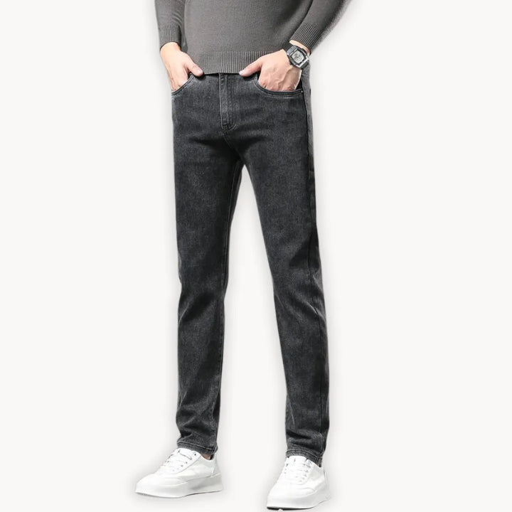 Close-up van warme heren straight-leg jeans, comfortabele vijf-pocket winterbroek voor casual look.