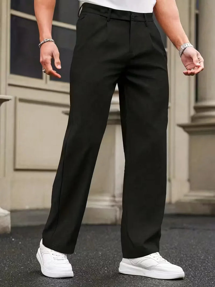 Moderne heren rechte broek met geplooide details, losse pasvorm, ideaal voor smart casual en comfortabel.