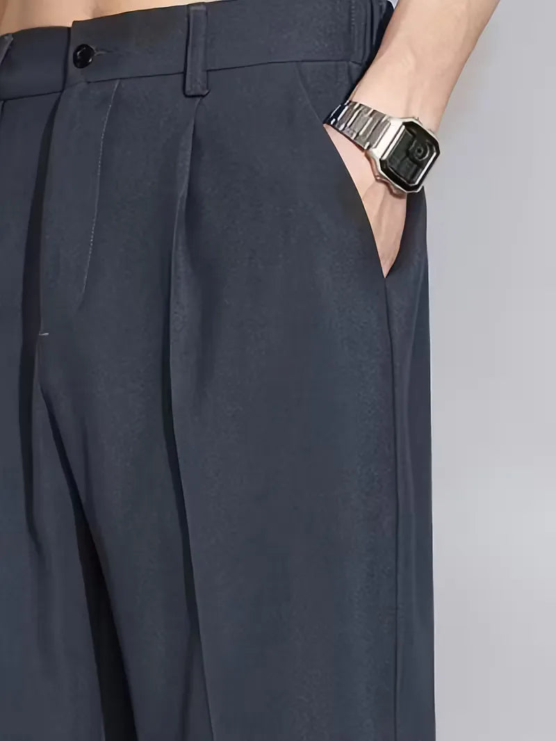 Stijlvolle heren pantalon met losse pasvorm, geplooide details, ideaal voor zowel kantoor als vrije tijd.