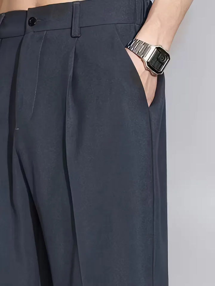 Stijlvolle heren pantalon met losse pasvorm, geplooide details, ideaal voor zowel kantoor als vrije tijd.