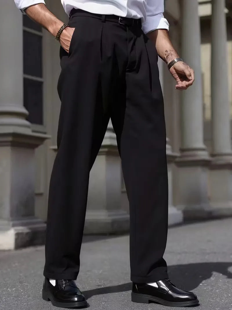 Zakelijke heren pantalon met rechte pijpen en subtiele plooien, geschikt voor een smart casual en professionele look.