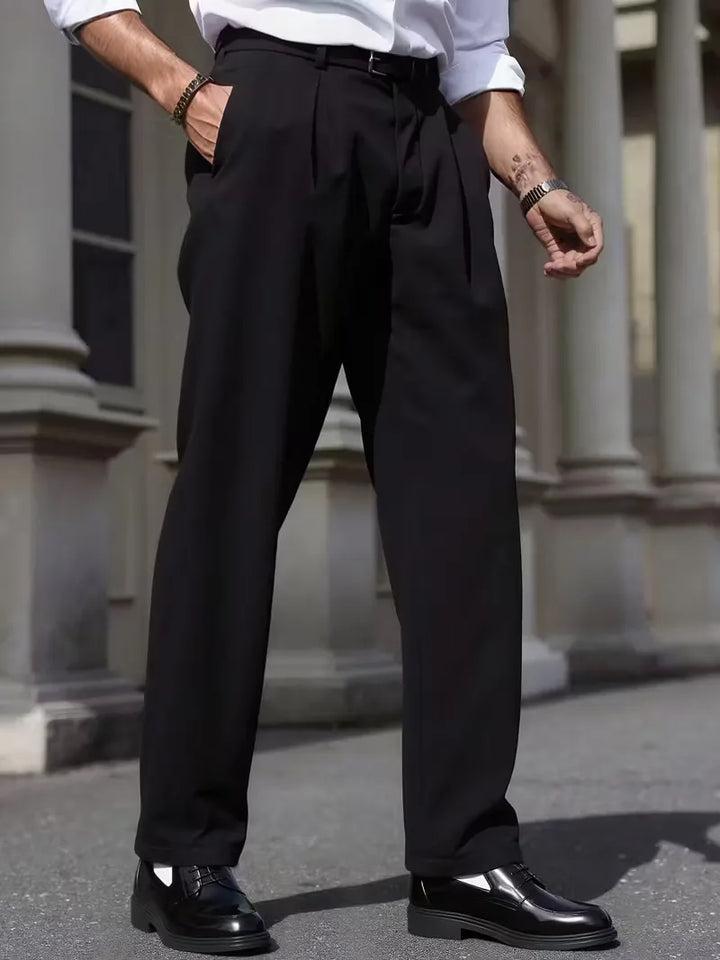 Zakelijke heren pantalon met rechte pijpen en subtiele plooien, geschikt voor een smart casual en professionele look.