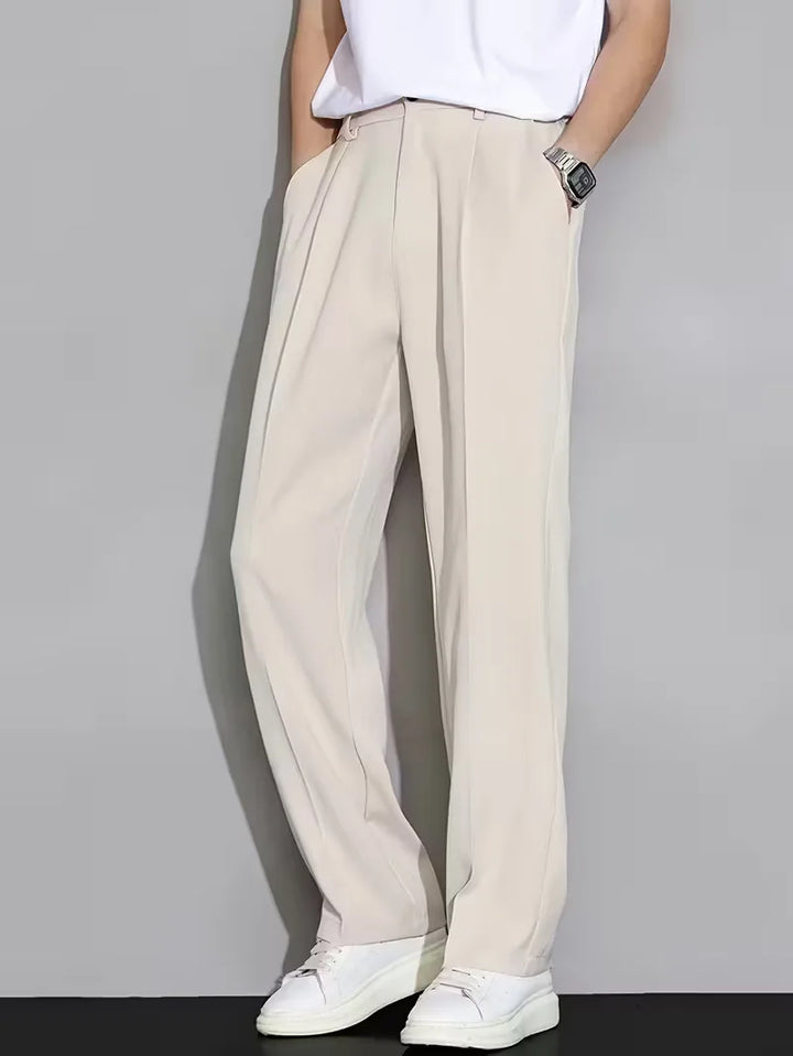 Detail van de geplooide voorkant van een heren rechte broek met losse pasvorm, comfortabel en modieus design.